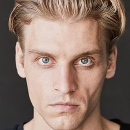 Nico Ehrenteit 飾演 Marco