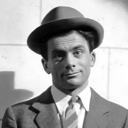 Maurice Baquet 飾演 Le concierge