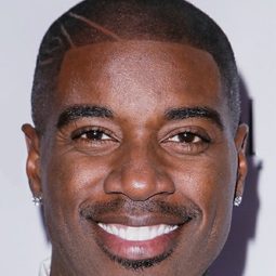 Terrell Carter 飾演 Dr. Bowman