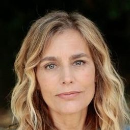 Sophie Duez - An Unlikely Adventurer演員 飾演Carole Mansart