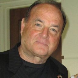 Dan Bell 飾演 Dan White