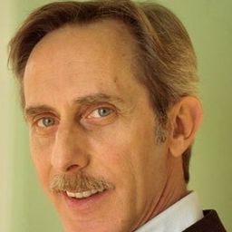 Bruno Torrisi 飾演 Waiter