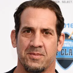 馬修·威利格 - 震盪真相演員 飾演Justin Strzelczyk