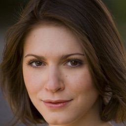 Lindsay Felton 飾演 Gina