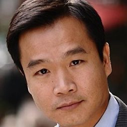 Trieu Tran 飾演 Jr exec