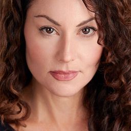 阿比·克拉頓 飾演 Kara (voice)