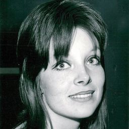 Anna Calder-Marshall 飾演 Cordelia