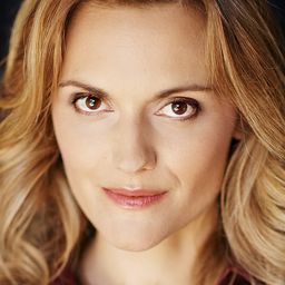 派翠西亞·桑梅瑟 飾演 Consoler