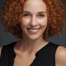 Elif Sönmez 飾演 Kenan's Mother