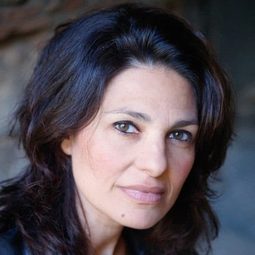 Ornella Giusto 飾演 Marinella as a girl