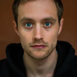 Adrian Julius Tillmann 飾演 Vladimir Weigl