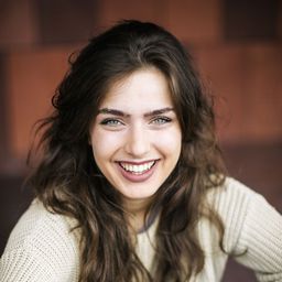 Olga Leyers 飾演 Elisa