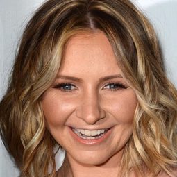 Beverley Mitchell - 過年有禮不嫌多演員 飾演Stephanie