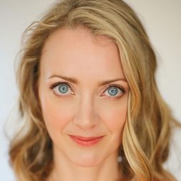 Lucy Davenport 飾演 Ms. Plumberg