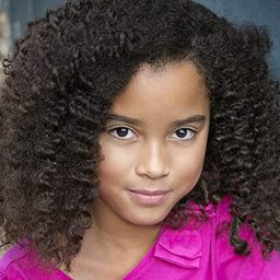 Dakota Baccelli 飾演 Lilly