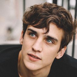 尼克·哈格羅夫 飾演 Carol Mohring