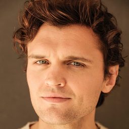 雷尼高臣 飾演 Cedric