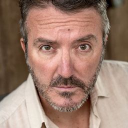 Mark Vernon Freestone 飾演 Uncle Derek