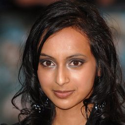 Shefali Chowdhury 飾演 Frieda