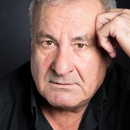 Petre Nicolae 飾演 