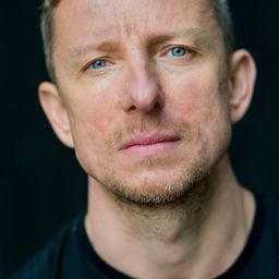 Radoslaw Kaim 飾演 Man at Party