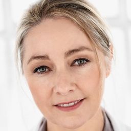 Nell Feeney 飾演 Tailing Waitress