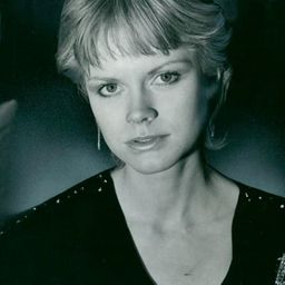 Emma Relph - 巫婆演員 飾演Millie