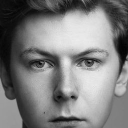 Brian Fletcher 飾演 Brian