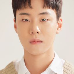 Bahk Woo-young 飾演 Dong-ho