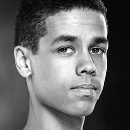 Joseph Sissens 飾演 Her Musical Friend