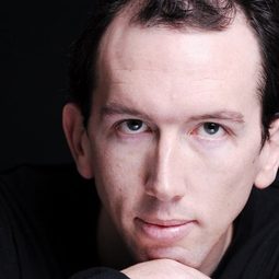 Matt Gillanders 飾演 Fire Breather