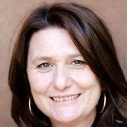 阿妲法·卡沃 飾演 Doctor Bernardos