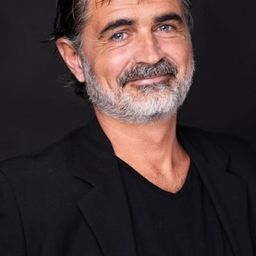 Asier Hernández 飾演 Estanis