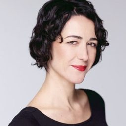 Tara Nicodemo 飾演 Nurse on Street