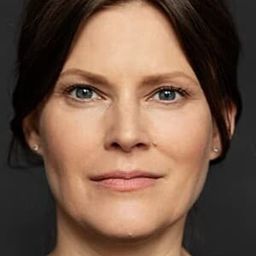 Noemi Besedes 飾演 Elsa