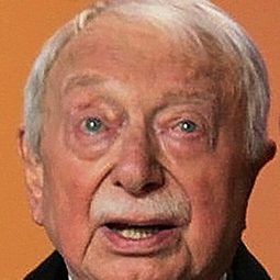 Maurice Chevit 飾演 The tailor