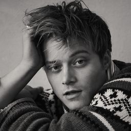 魯迪·潘考 飾演 Young Sam