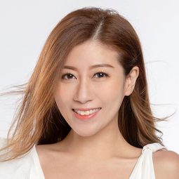 Adrienne Lau 飾演 Crystal