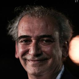 Ricardo Moya 飾演 Dad