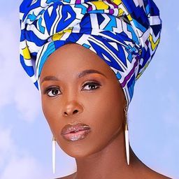 Jacky Vike 飾演 Roxanna