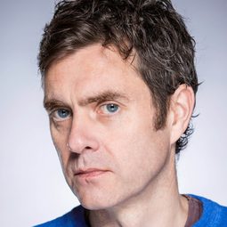 Paul Higgins - No Holds Bard演員 飾演Struan Robertson