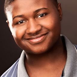 Miles J. Harvey 飾演 Gilbert