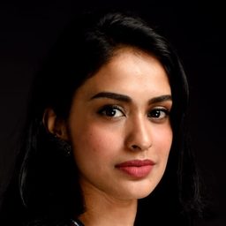 Hannah Reji Koshy 飾演 