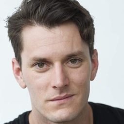 Brandon Alan Smith 飾演 Elliot Rodney