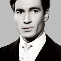 Luis Dávila 飾演 Antonio