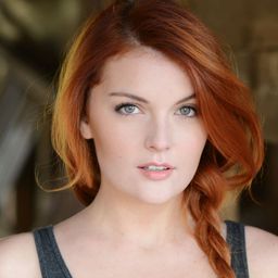 Elyse Dufour 飾演 Summer