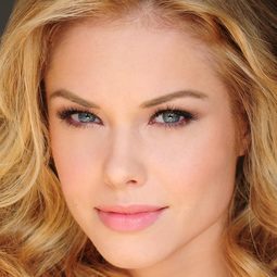 Stephanie Bennett - Valentine in the Vineyard演員 飾演Shay Michaels