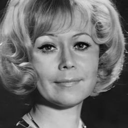 Svetlana Nemolyaeva - 安娜·卡拉馬佐夫演員 飾演