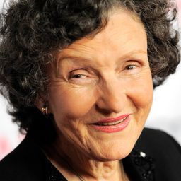 安琪拉·麥克伊旺 飾演 Peg Nagy