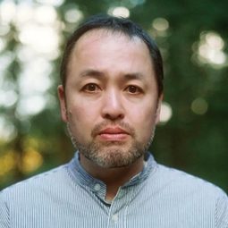 廣末哲萬 飾演 